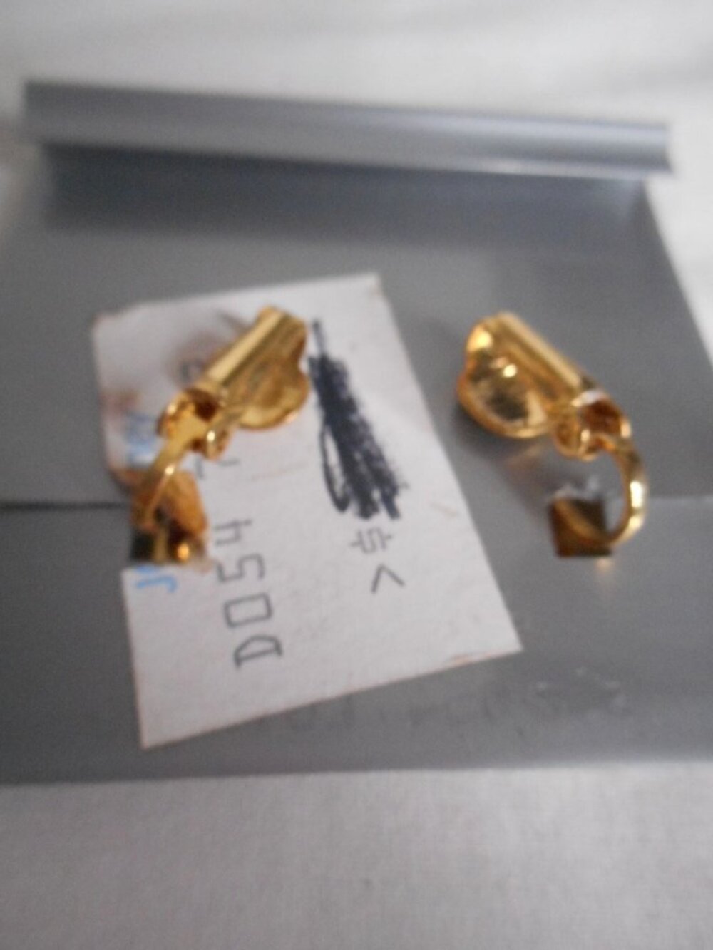 Vintage 1980s yellow green on goldtone Abstract Earrings Clip on Costume jewelry - Picture 2 of 3